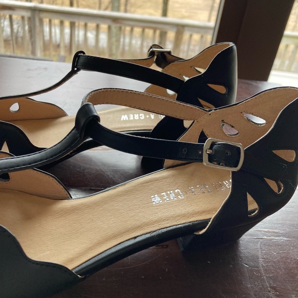 Cute low heel. New condition still has original stickers on bottom  no scuffs. - Picture 3 of 7